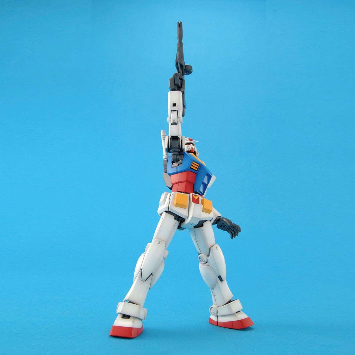 BAS2028924 Bandai MG 1/100 Gundam RX-78-2 (Ver 2.0) Model Kit