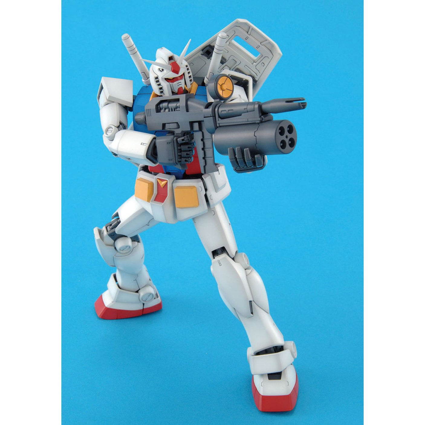 BAS2028924 Bandai MG 1/100 Gundam RX-78-2 (Ver 2.0) Model Kit