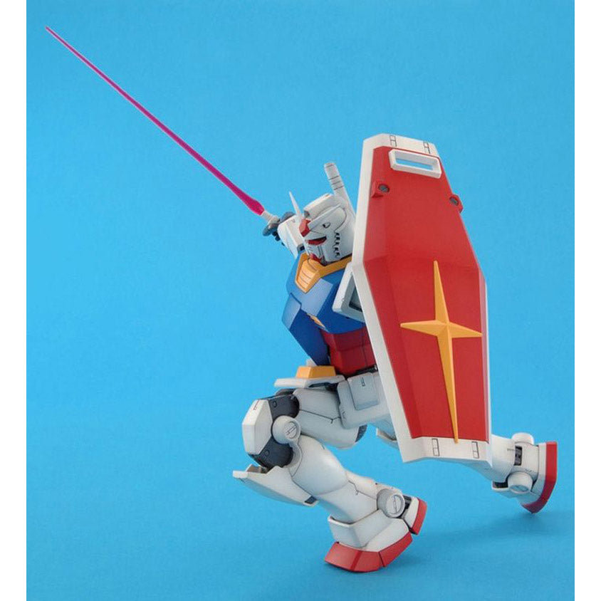 BAS2028924 Bandai MG 1/100 Gundam RX-78-2 (Ver 2.0) Model Kit