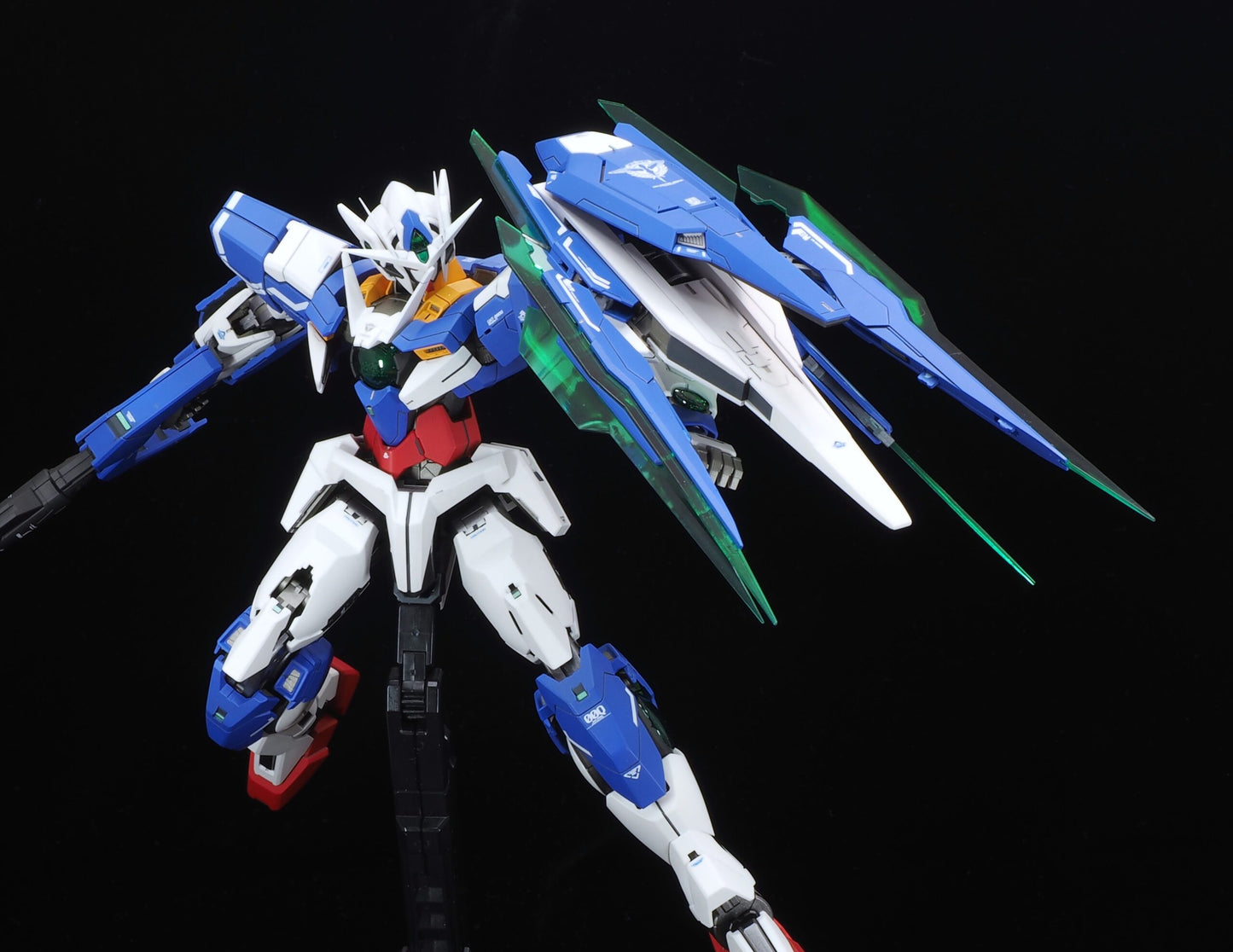 Bandai MG 1/100 Gundam 00 QAN[T] Model Kit